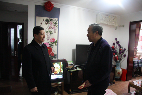 公司領(lǐng)導(dǎo)春節(jié)前走訪慰問離退休員工