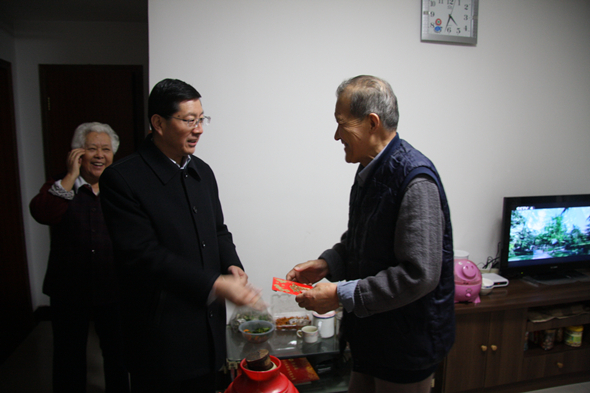 公司領(lǐng)導(dǎo)春節(jié)前走訪慰問離退休員工