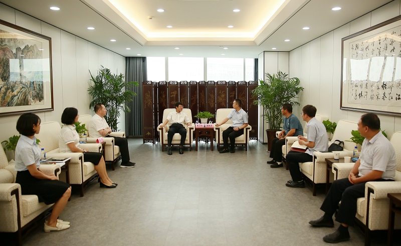 251692925318635055.jpg 8月23日 公司黨委書記董事長姚衛(wèi)東會見澄城縣趙莊鎮(zhèn)黨委書記路陳軍一行.jpg