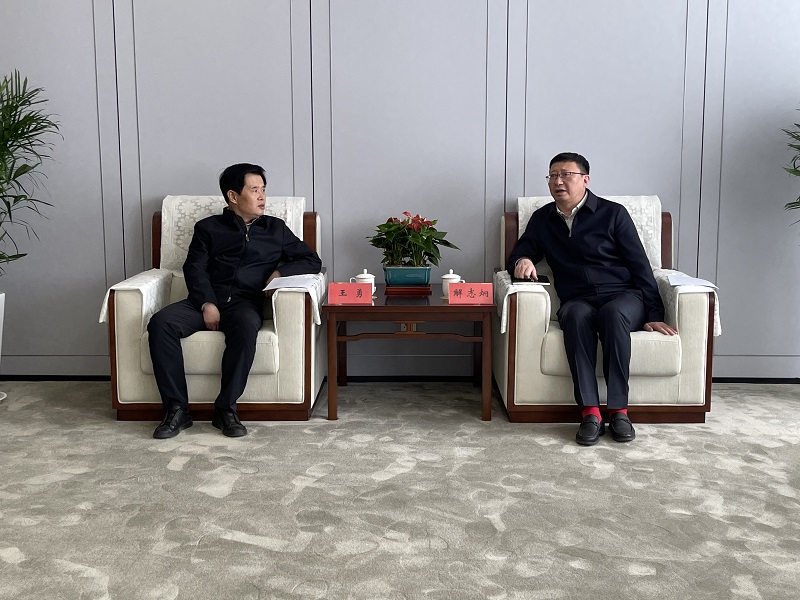 3月19日 公司黨委副書(shū)記、總裁解志炯拜會(huì)寶雞市政府主要領(lǐng)導(dǎo).jpg